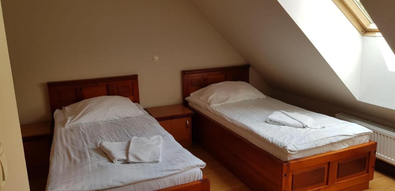 Hotel City Gniezno Bagian luar foto