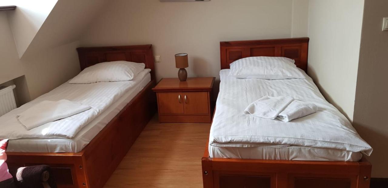 Hotel City Gniezno Bagian luar foto