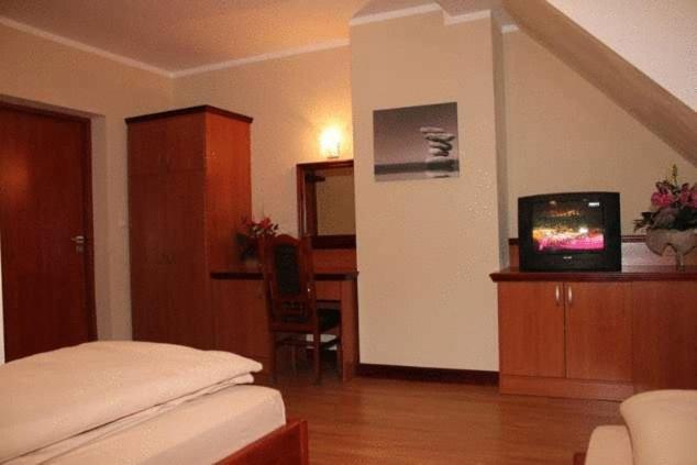 Hotel City Gniezno Bagian luar foto